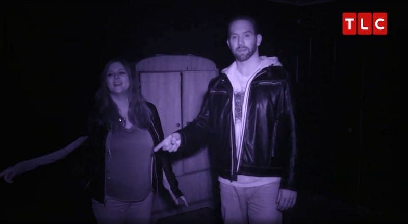 Hämmästynyt Nick ja Katrina osoittavat laatikkoa sen saatuaan salaperäisen äänen