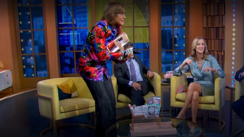GMA zvijezda Robin Roberts grabi Taylor Swift narukvice prijateljstva dok se kolege smiju