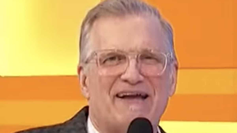 Il concorrente Price Is Right fa girare la modella Alexis Gaube dopo aver entusiasmato il conduttore Drew Carey con la vittoria
