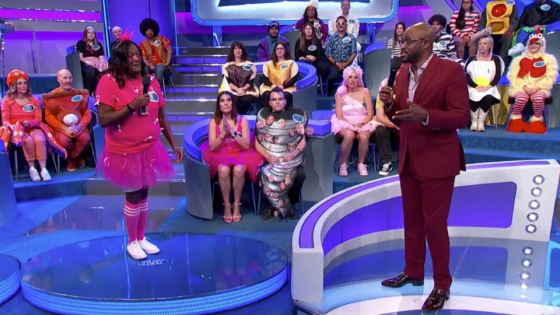   Hist Wayne Brady con il concorrente su Facciamo un accordo il 28 maggio 2024