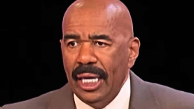   Steve Harvey no palco durante um episódio de Family Feud