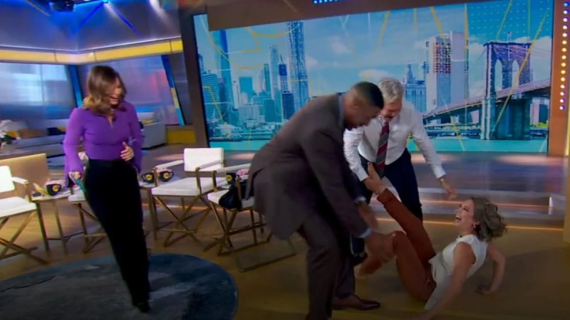   screengrab dell'ottobre 2024 gma mentre Michael Strahan aiuta Ginger Zee