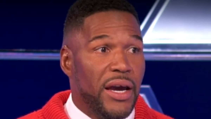 el anfitrión de la pirámide de los 100000 michael strahan