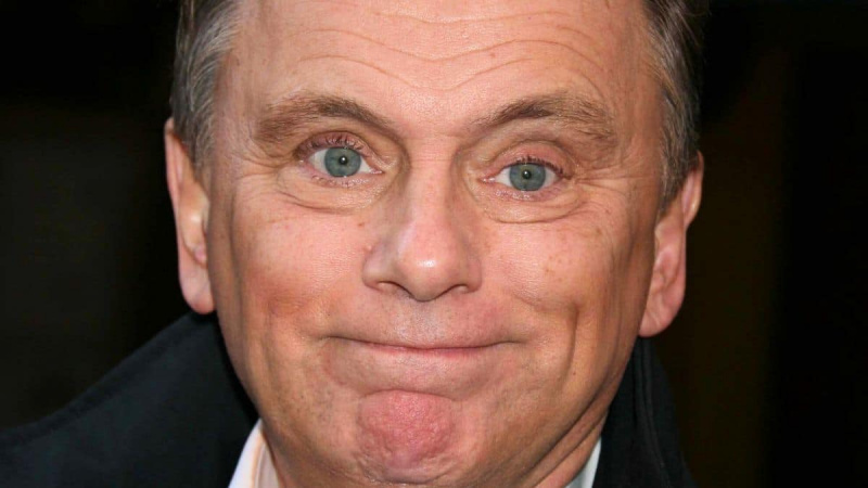 Pat Sajak gostuje kao suvoditelj emisije Uživo s Regisom i Kelly