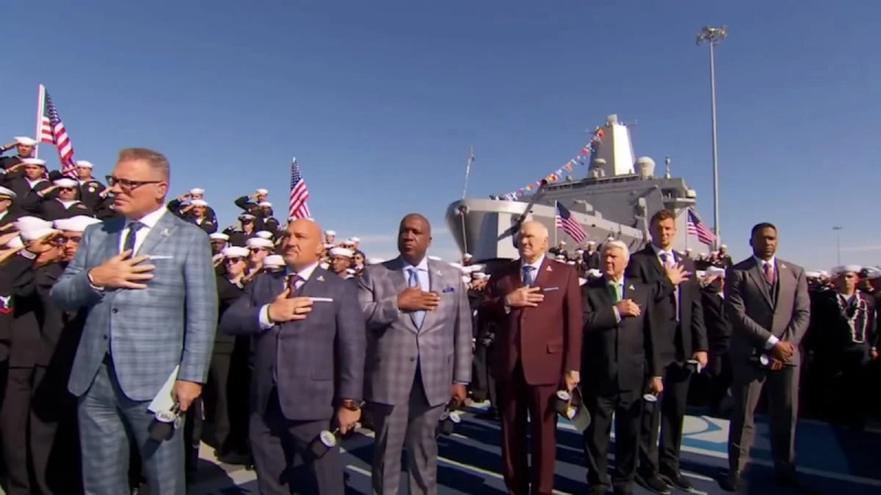   Captura de tela do Fox NFL Sunday mostrando Michael Strahan durante o hino nacional