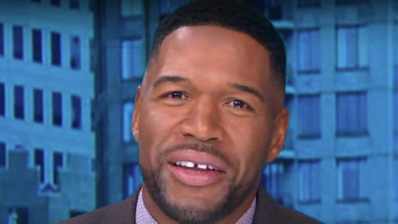 Michael Strahan drażni się z tym, że po nieobecnościach w GMA coś „wkrótce” się dla niego pojawi