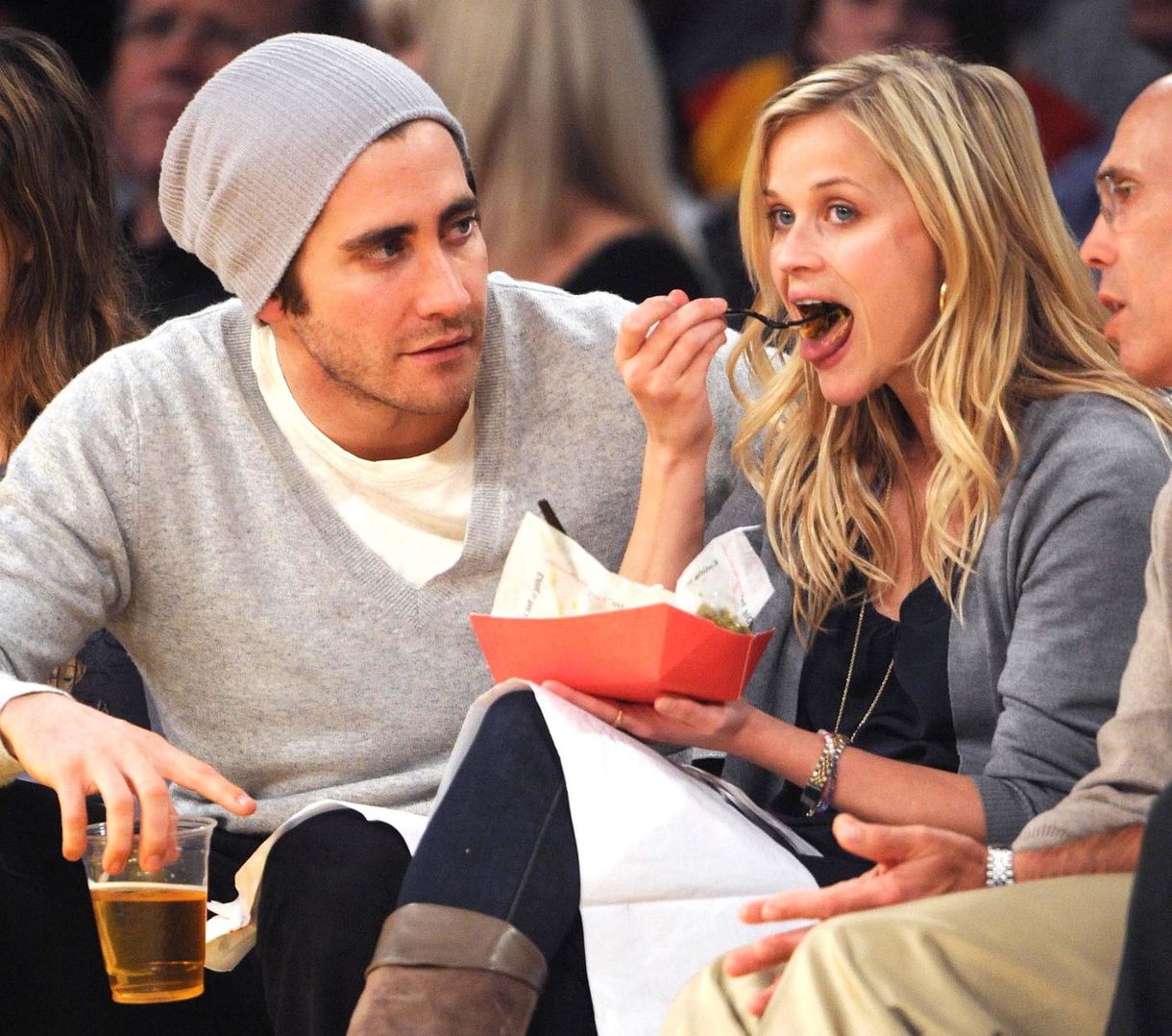Die Schauspieler Jake Gyllenhaal und Reese Witherspoon sitzen am Hof