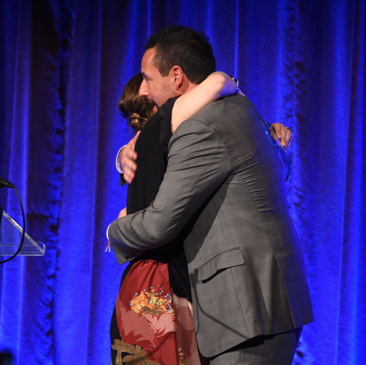 Drew Barrymore i Adam Sandler van tenir una reunió de cantants de noces