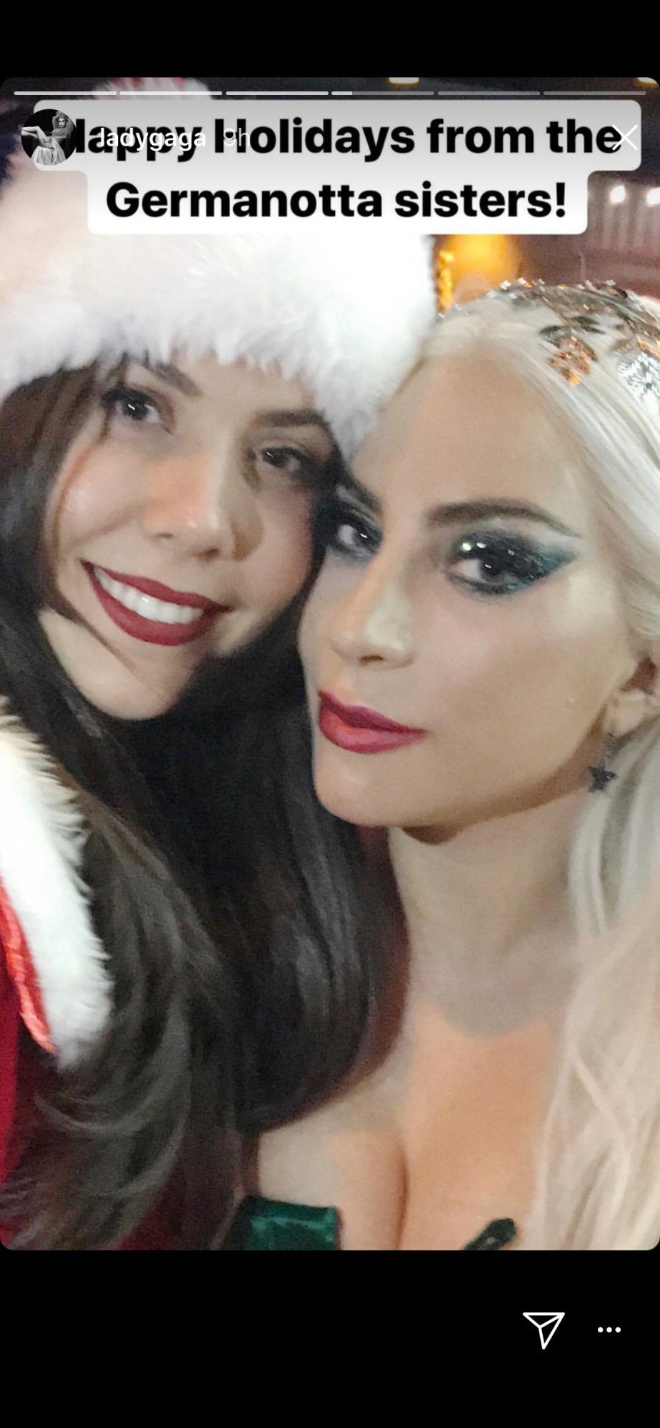 Lady Gaga převlečená za Santova nezbedného elfa a potřebujeme víc