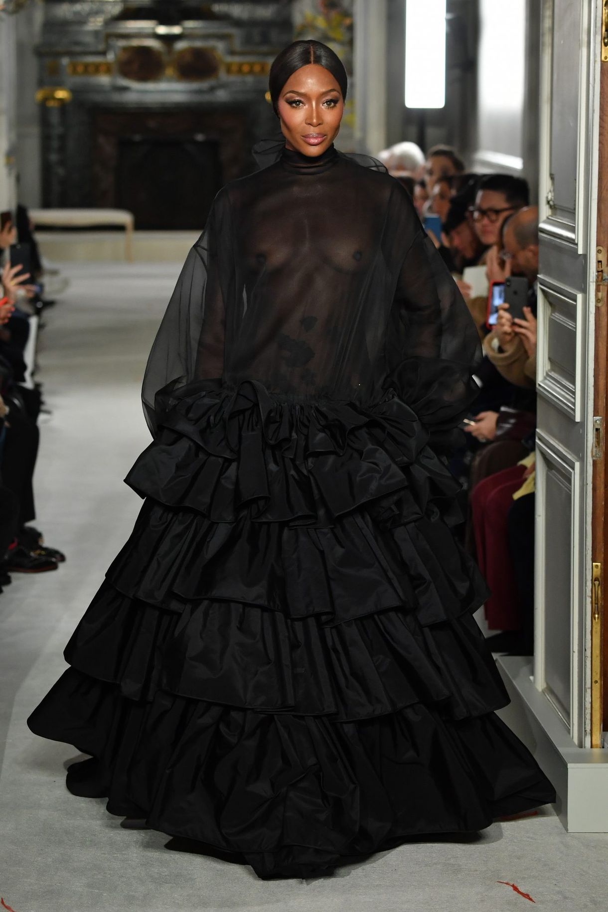 Valentino: Runway - Pariser Modewoche - Haute Couture Frühling Sommer 2019