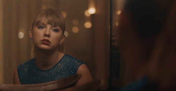 Elk moment waarover we theoriseren uit de nieuwe 'Delicate' muziekvideo van Taylor Swift
